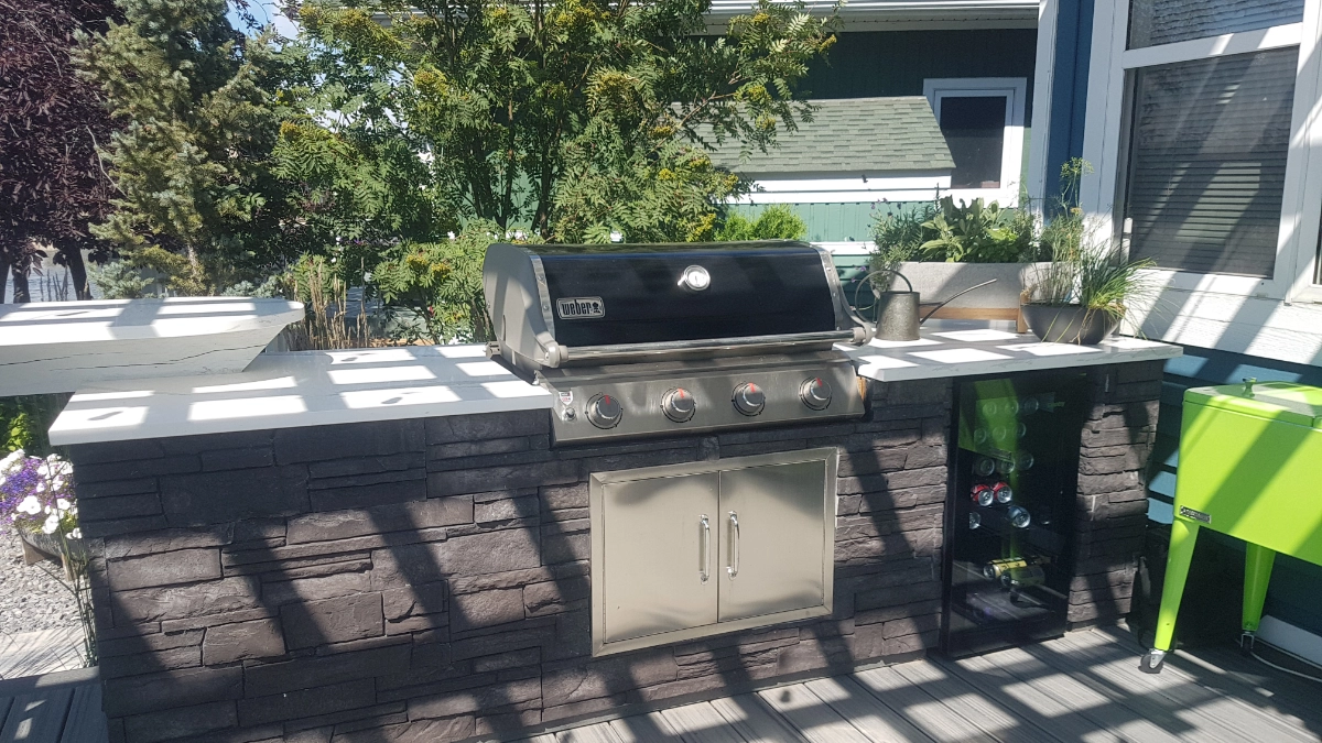 outdoor kitchen with bbq and wine cooler